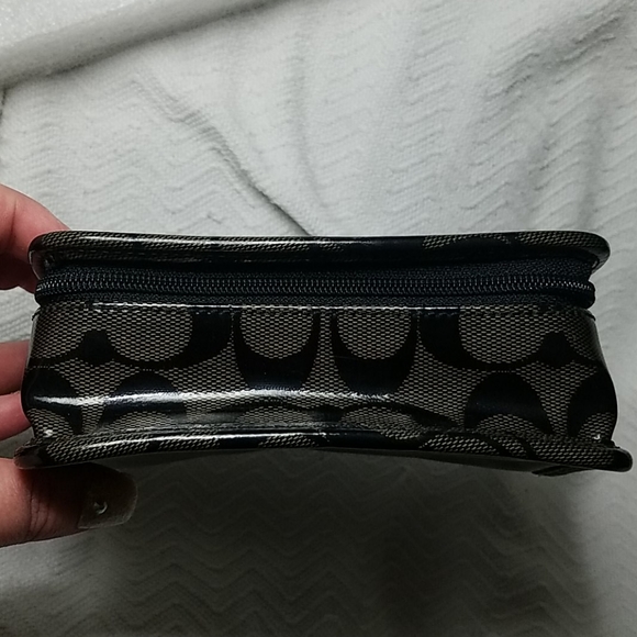 Has anyone seen another one? Coach makeup case - Picture 3 of 9